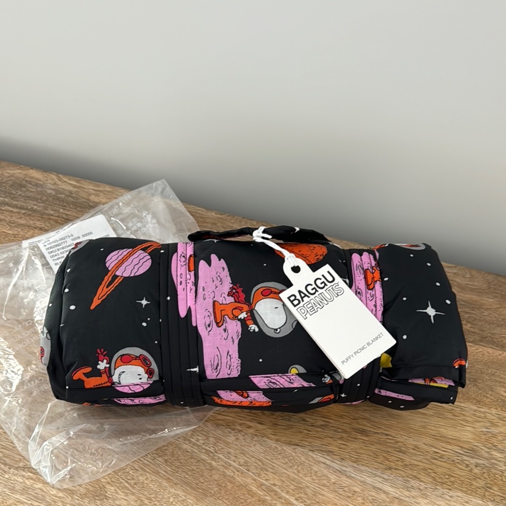 NWT BAGGU x Peanuts Puffy Picnic Blanket, Space Snoopy Print